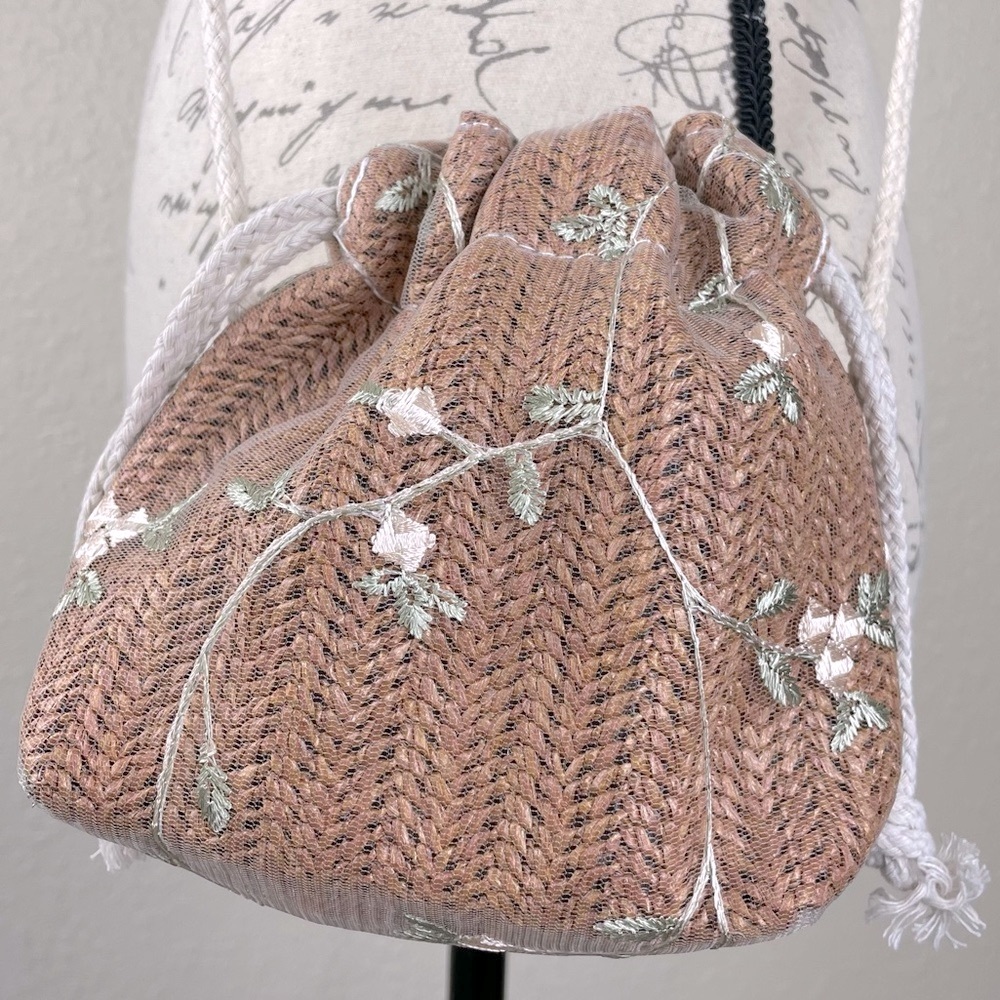 🌸”Host Pick”🌸 🆕 Embroidered Floral Rattan Crossbody/Shoulder Handbag